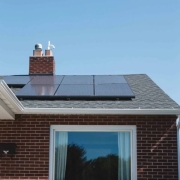 Energiezuinige woning met zonnepanelen en ramen