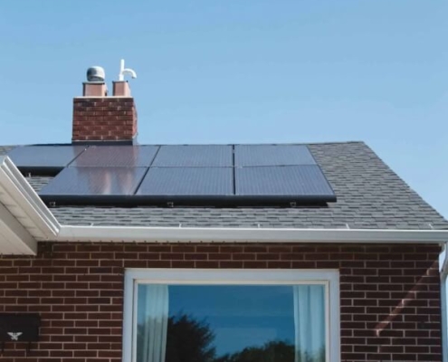 Energiezuinige woning met zonnepanelen en ramen