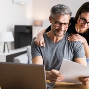 Twee mensen die leningen hergroeperen op een computer