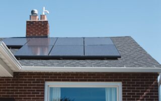 Energiezuinige woning met zonnepanelen en ramen